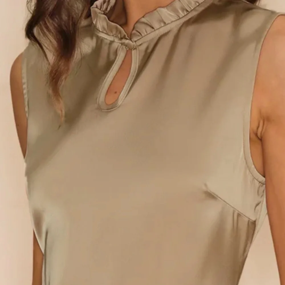 Elegant Cream Sleeveless Dress - Picture 3 of 8
